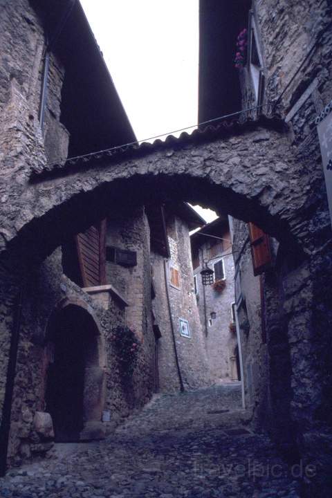 eu_it_gardasee_004.JPG - Alte Huse und Torbgen im Dorf Canale am Tennosee beim Gardasee in Italien