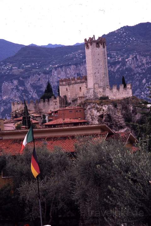 eu_it_gardasee_007.JPG - Das Wahrzeichen von Malcesine, dieScaligerburg oberhalb des Gardasee in Italien