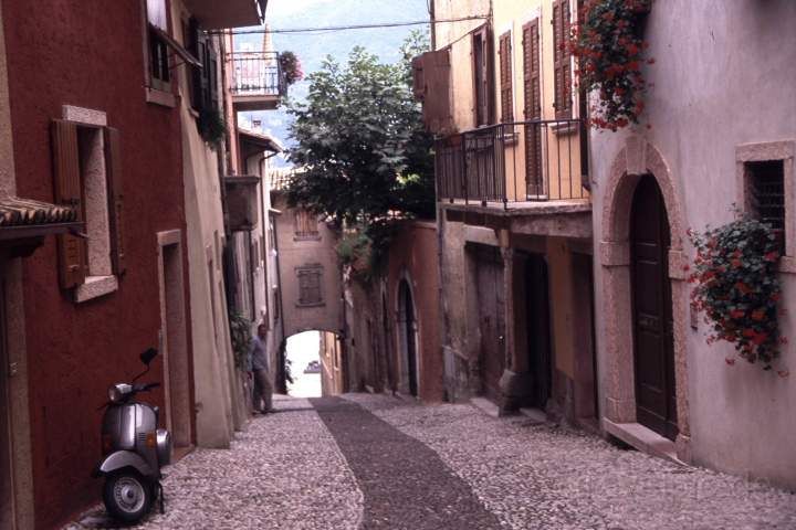 eu_it_gardasee_008.JPG - Die Altstadt von Malcesine an der Ostkste des Gardasee, Norditalien