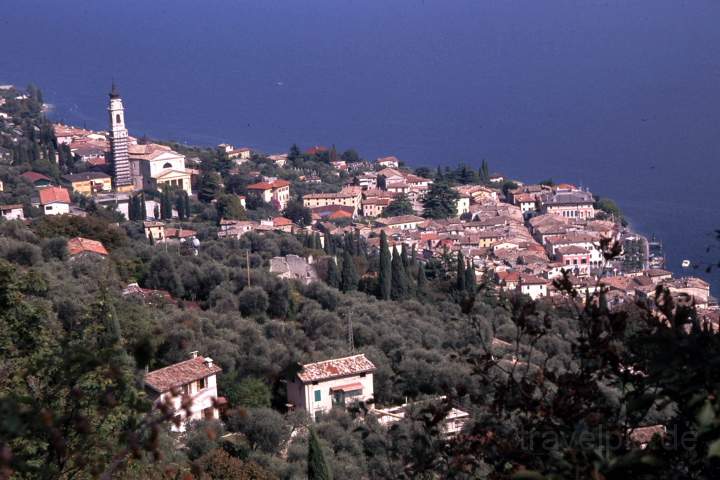 eu_it_gardasee_016.JPG - Die Ortschaft Gargnano vom Berghang aus, Gardasee