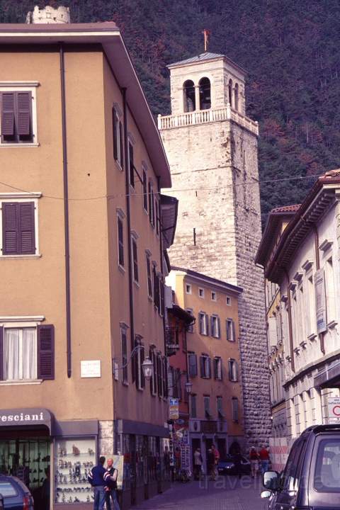 eu_it_gardasee_017.JPG - Kulisse am Hafen von Riva mit dem Uhrturm, Gardasee