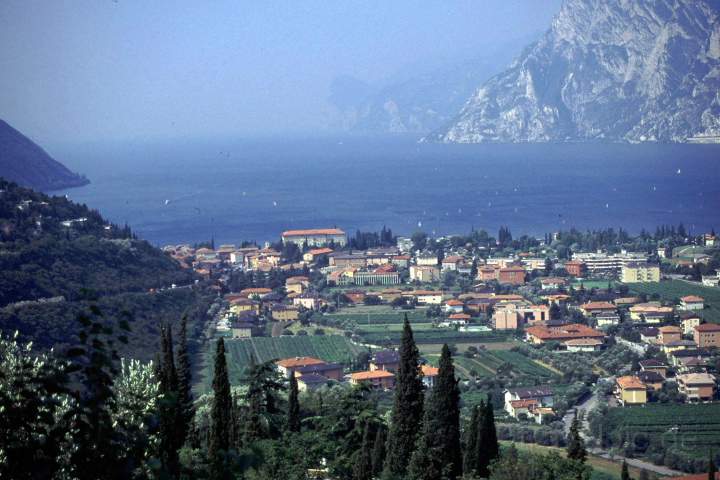 eu_it_gardasee_019.JPG - Aussicht auf den bekannten Surferort Torbole am Gardasee