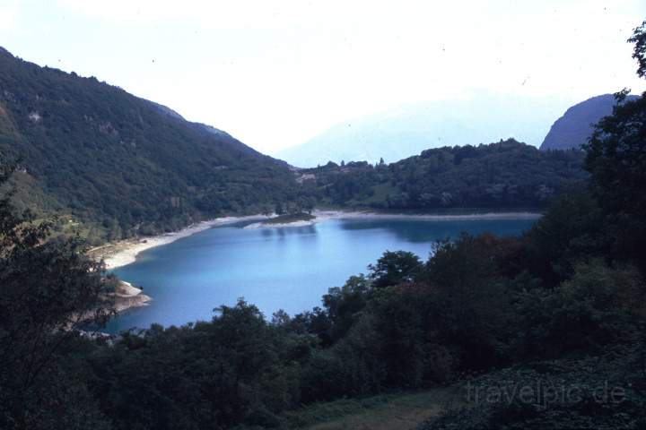 eu_it_gardasee_021.JPG - Der Tennosee (Lago di Tenno) nrdlich des Gardasee in Norditalien