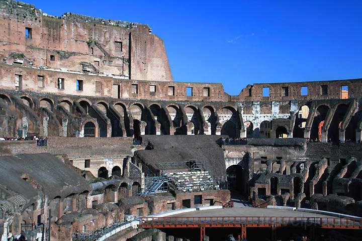 eu_it_rom_006.jpg - Die Bhne im Inneren des Colosseum von Rom