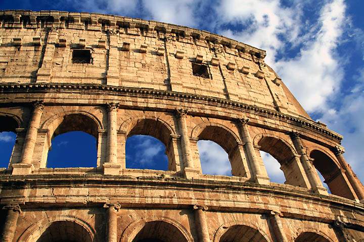 eu_it_rom_007.jpg - Die markante Fassade vom Colosseum in Rom