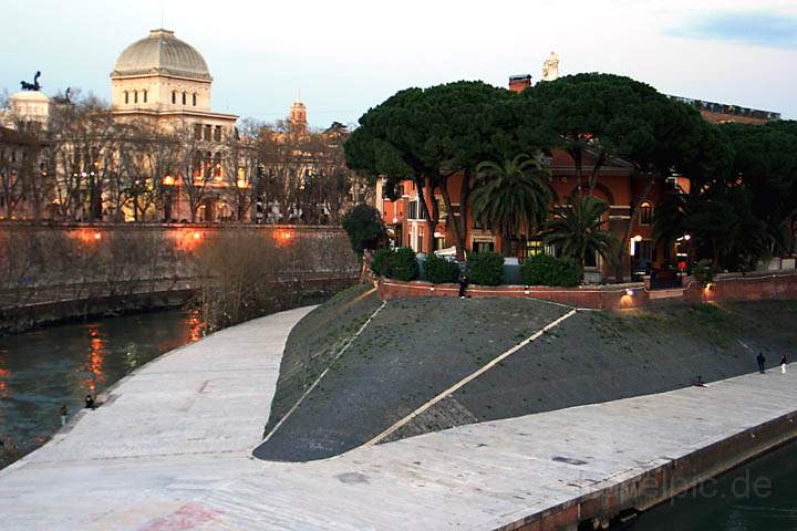 eu_it_rom_014.jpg - Die Isola Tiberina in Rom gesehen von der Ponte Garibaldi