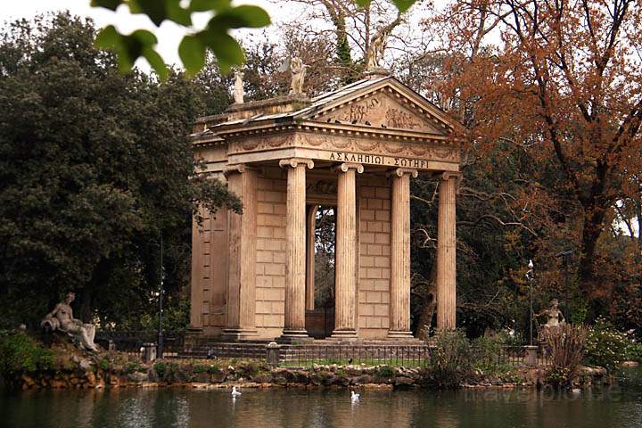 eu_it_rom_017.jpg - Der skulaptempel am See des Parks Villa Borghese in Rom