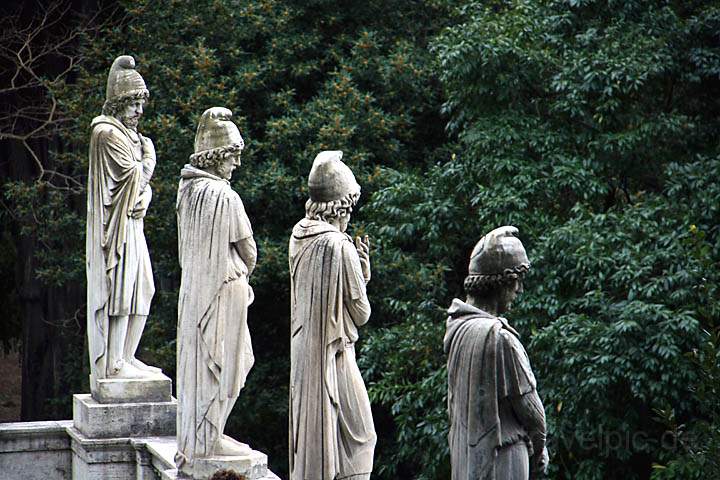 eu_it_rom_022.jpg - Die Mnner aus Stein beobachten das Treiben auf dem Piazza del Popolo