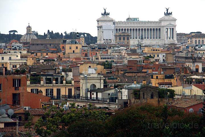 eu_it_rom_024.jpg - Ausblick von der Viale della Trinit dei Monti auf das Monumento Vittorio Emanuele II