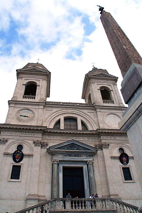 eu_it_rom_027.jpg - Die Kirche Santa Trinit dei Monti oberhalb der spanischen Treppe