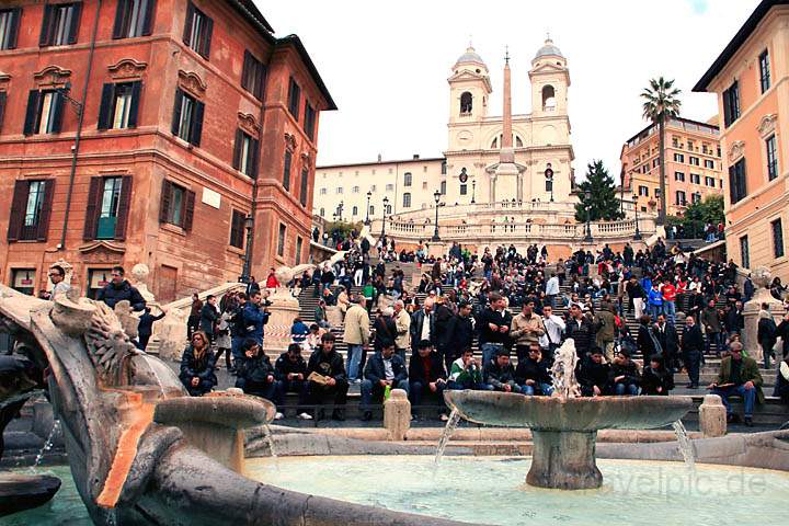 eu_it_rom_028.jpg - Die bekannte und viel bevlkerte spanische Treppe oberhalb des Piazza di Spagna