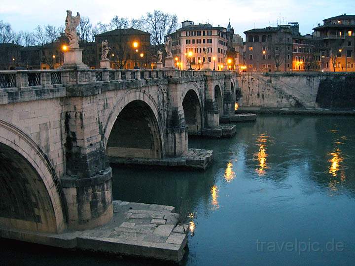 eu_it_rom_053.jpg - Die Ponte Sant Angelo in der Nhe der Engelsburg (Castel Sant Angelo)