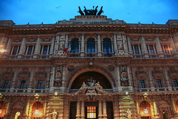 eu_it_rom_055.jpg - Im  Palazzo dei Tribunali ist das Gericht vom Rom untergebracht