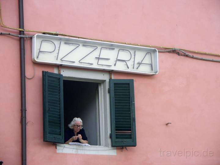 eu_it_toskana_007.JPG - Eine ltere Frau am Fenster ber einer Pizzeria in Pisa, Toskana