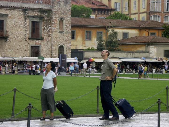 eu_it_toskana_008.JPG - Der Blick hinauf zu schiefen Turm von Pisa in der Toskana, Italien