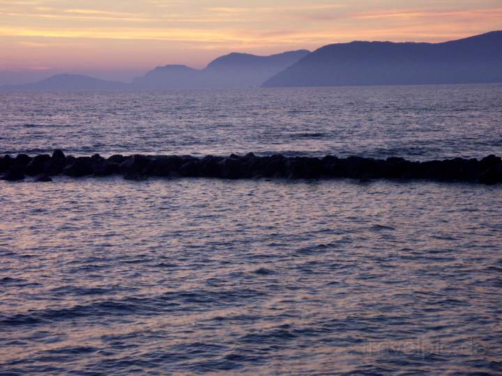 eu_it_toskana_032.JPG - Sonnenuntergang an der Uferpromenade vom Marina di Massa, Italien