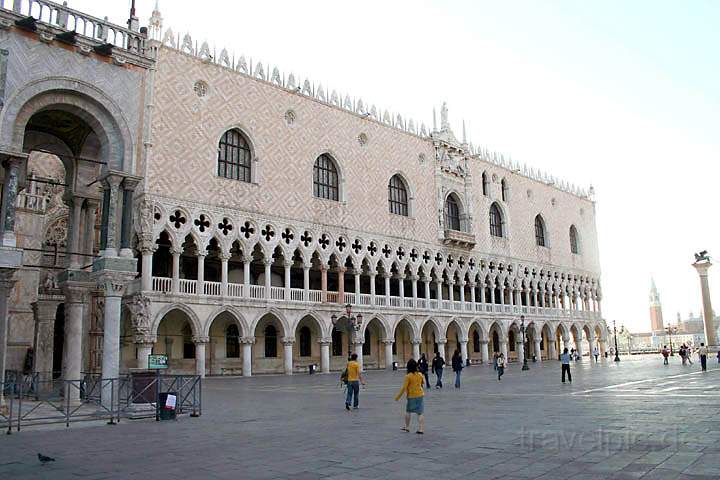 eu_it_venedig_001.jpg - Auf dem Dogenpalast im Herzen von Venedig