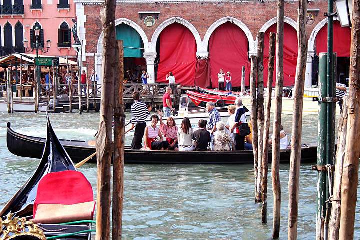 eu_it_venedig_002.jpg - Eine Gondel auf dem Canal Grande