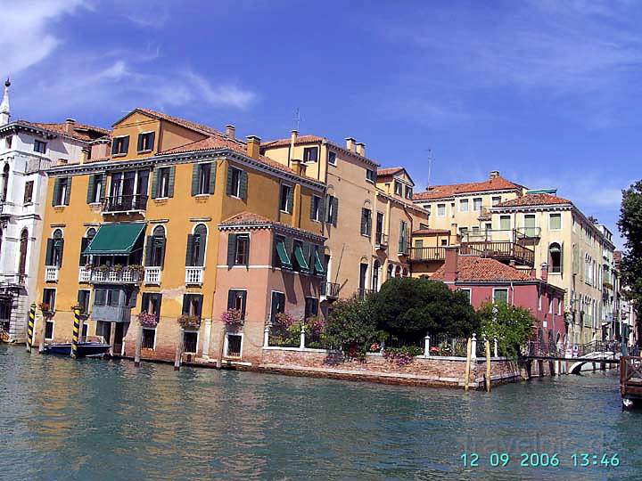 eu_it_venedig_011.jpg - Huser auf der Fahrt durch den Canal Grande