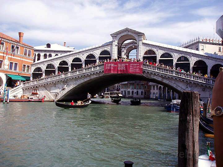 eu_it_venedig_017.jpg - Die berhmte Rialto Brcke in Venedig