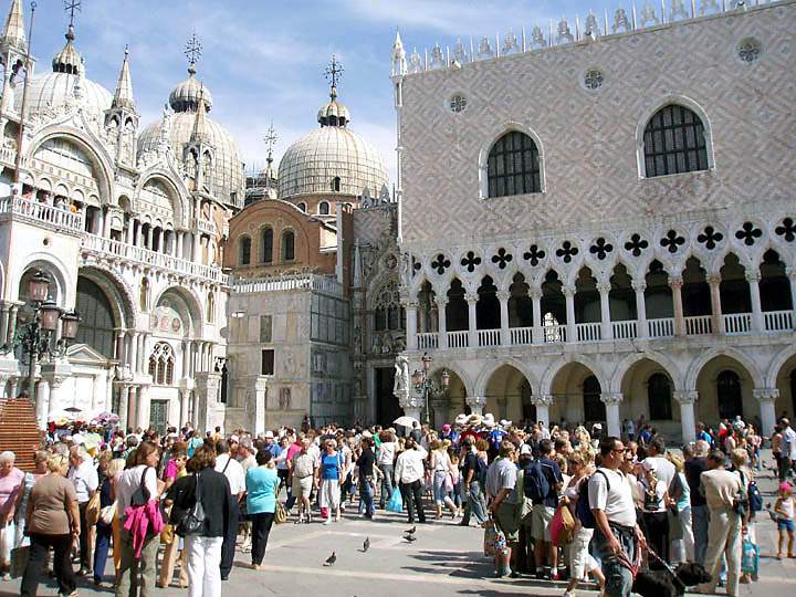 eu_it_venedig_018.jpg - Die Ecke Dogenpalast und Markusdom