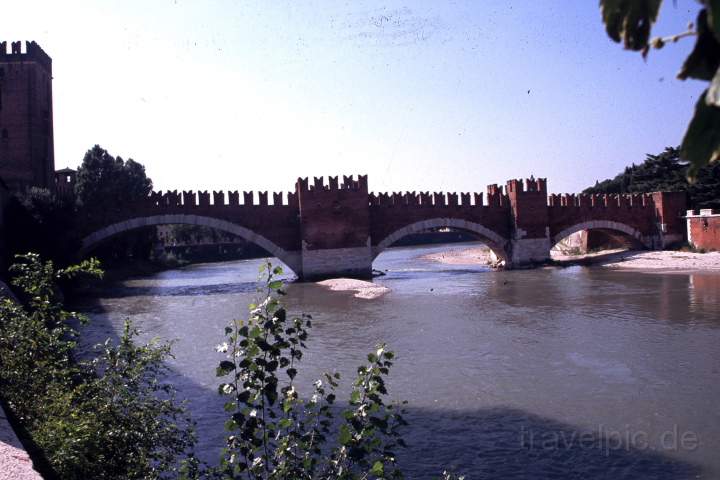 eu_it_verona_004.JPG - Die Brcke Ponte Scagliero war einst der Fluchtweg ber die Etsch in Verona, Italien