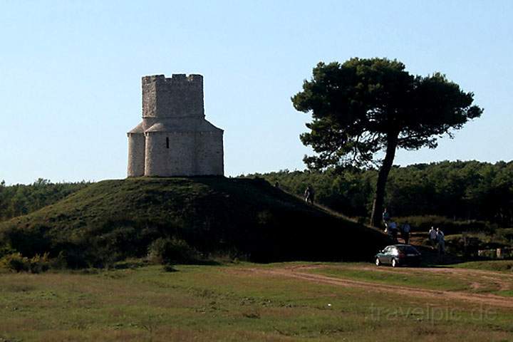 eu_kroatien_032.jpg - Eine kleine Wehrkirche aus dem 11.Jahrhundert bei Nin, Dalmatien