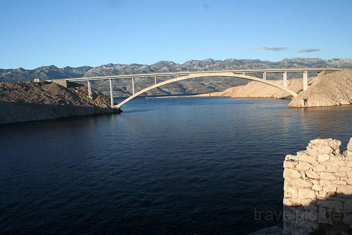 eu_kroatien_033.jpg - Die Brcke vom Festland zur Insel Pag in Dalmatien