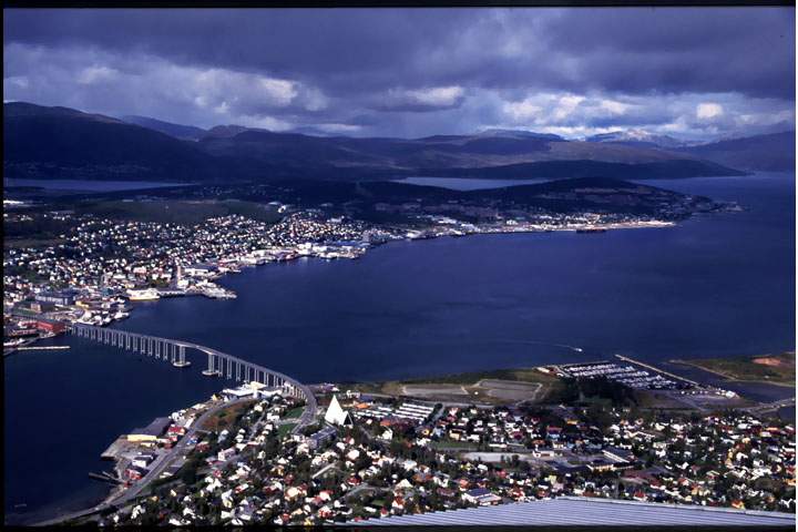 eu_norwegen_002.JPG - Blick auf Troms mit seiner Brcke in Norwegen