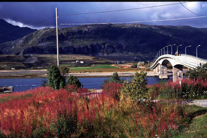 eu_norwegen_007.JPG - Farbenfrohe Landschaft mit Brcke in Hammerfest, Norwegen