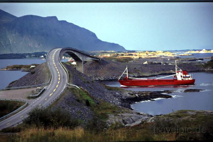 eu_norwegen_012.JPG - Eine kuriose Brcke auf der Atlantikkstenstrae in der Fjordlandschaft von Norwegen