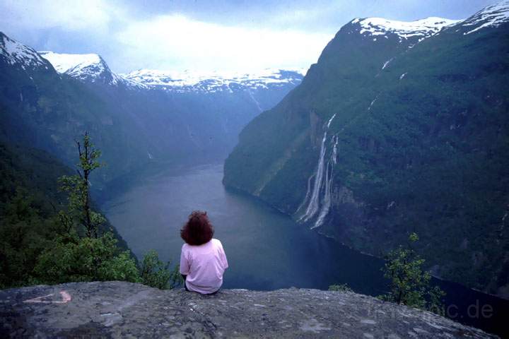 eu_norwegen_017.JPG - Der Blick in den Geiranger Fjord ist eine der Haupt-Sehenswrdigkeiten in Norwegen