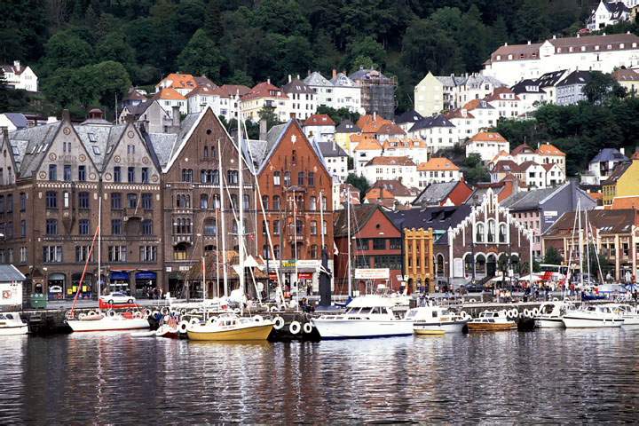 eu_norwegen_018.JPG - Die berhmte Huserfassade mit alten Speicherhusern in Bergen