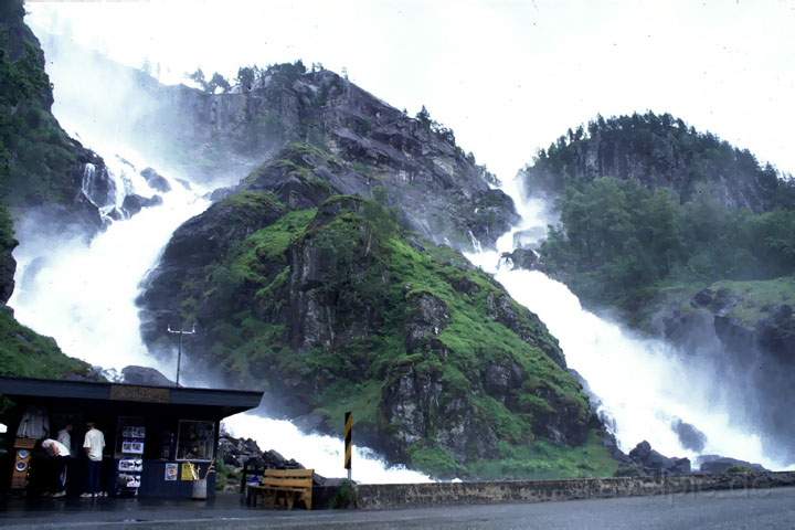 eu_norwegen_019.JPG - Der eindrucksvolle Latefossen (Zwillingswasserfall) liegt direkt an der E 13 in Norwegen