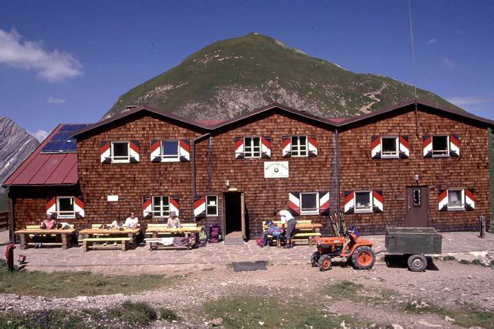 eu_at_alpen_002.JPG - Die Memminger Htter in den Lechtaler Alpen auf dem Fernwanderweg E5 in den Alpen