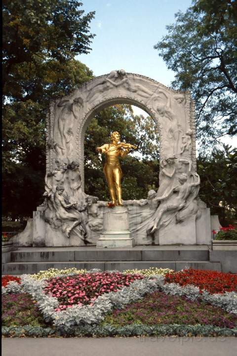 eu_at_wien_010.JPG - Die Mozart-Statue in Wien, sterreich