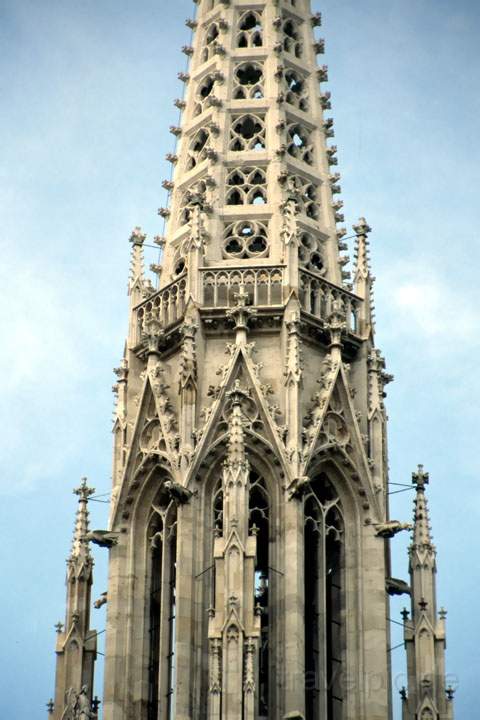 eu_at_wien_014.JPG - Die von aussen reich verzierte Votivkirche in Wien, sterreich