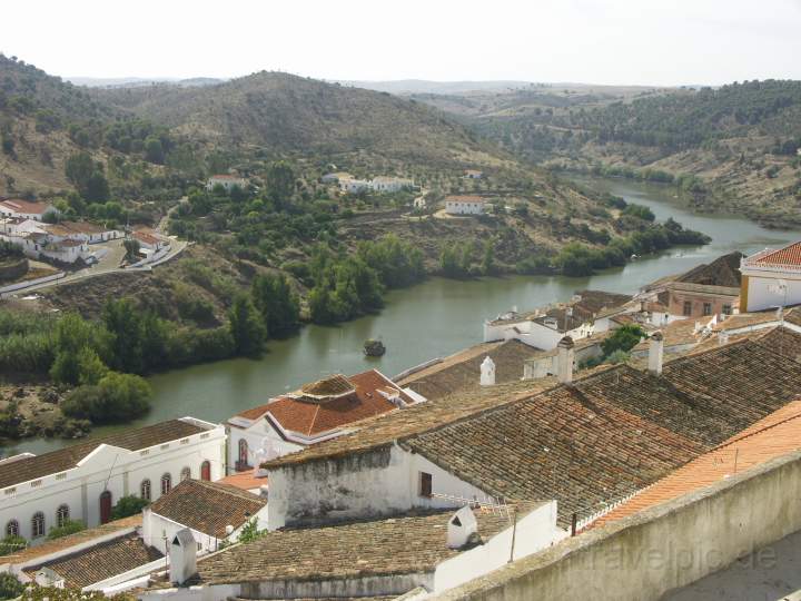 eu_portugal_006.JPG - Die am Rio Guadiana am Berg gelegene historische Stadt Mrtola in Sdportugal