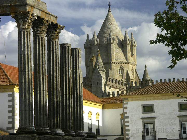 eu_portugal_008.JPG - Die Weltkulturerbestadt Evora mit den rmischen Tempel in Portugal