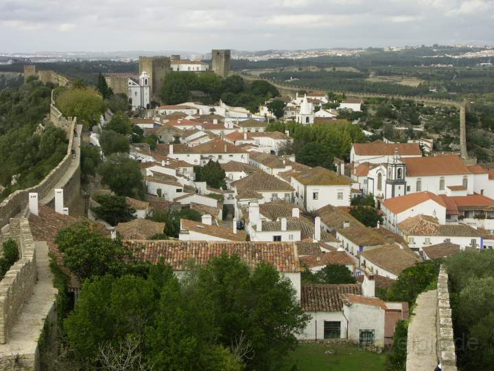 eu_portugal_022.JPG - Die alte Stadt Obidos mit ihrer massiven Festungsmauer, Portugal