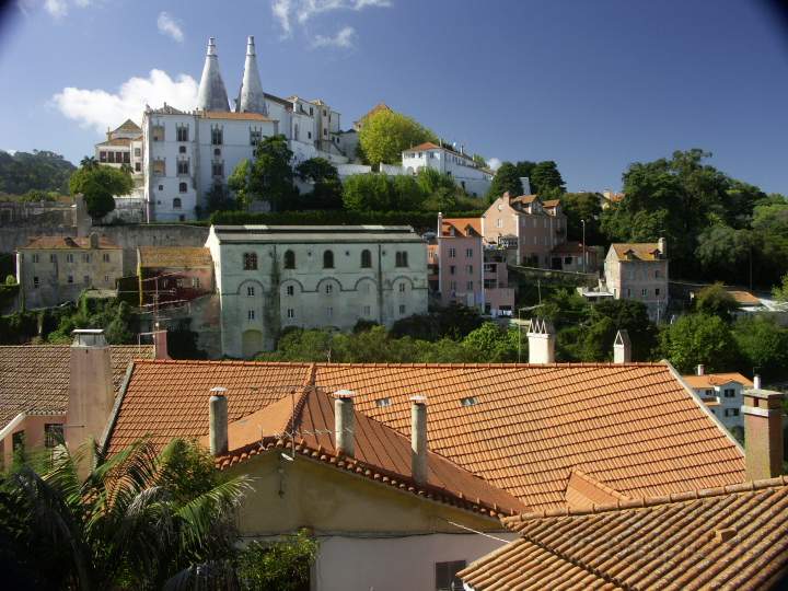 eu_portugal_024.JPG - Der Knigspalast und die Weltkulturerbestadt von Sintra nrdlich von Lissabon in Portugal