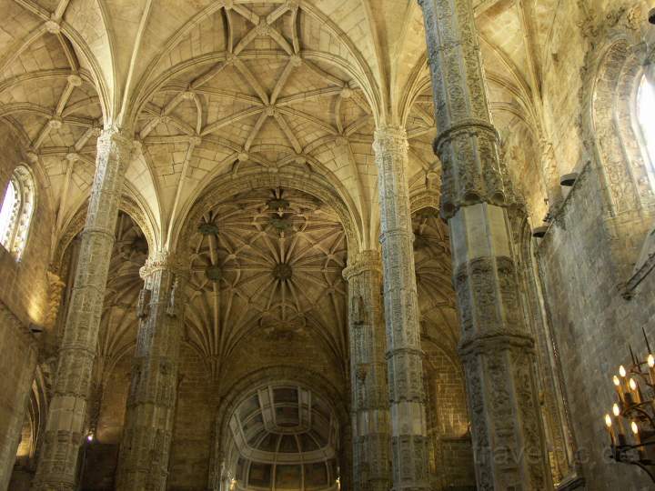 eu_portugal_030.JPG - Die verzierten Sulen im Inneren des Hieronymusklosters zu Belm in Lissabon, der Hauptstadt von Portugal