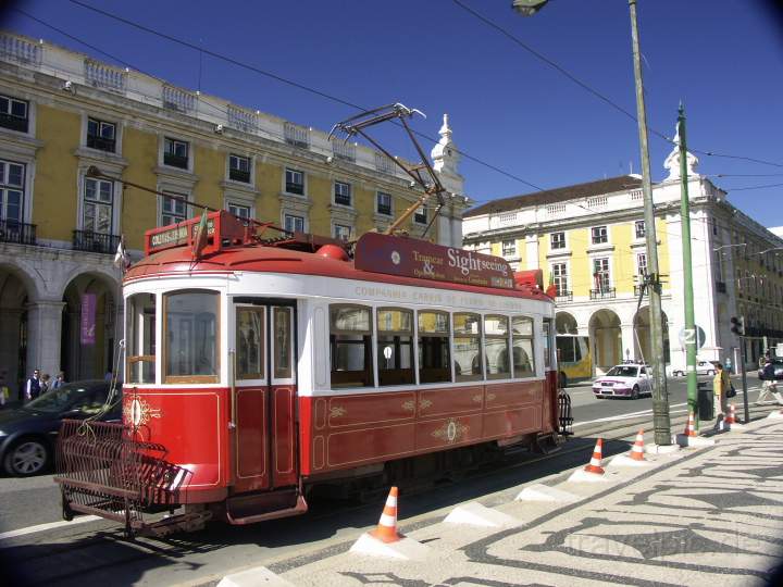 eu_portugal_032.JPG - Eine Straenbahn in Lissabon, der Hauptstadt von Portugal