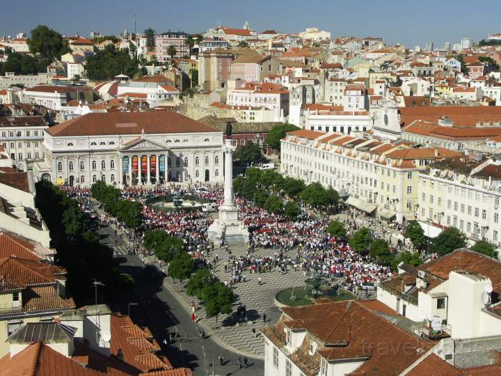 eu_portugal_034.JPG - Blick auf den Rossio vom Fahrstuhl in die Oberstadt, Lissabon