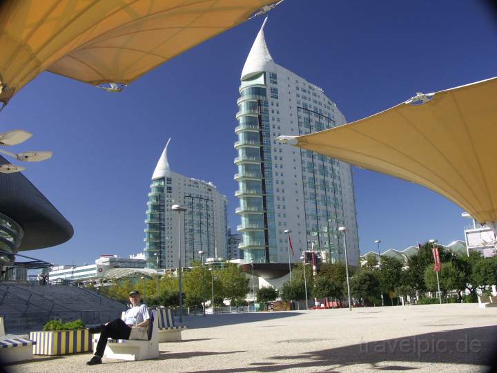 eu_portugal_035.JPG - Futuristisch anmutende Gebude auf dem Expogelnde von Lissabon