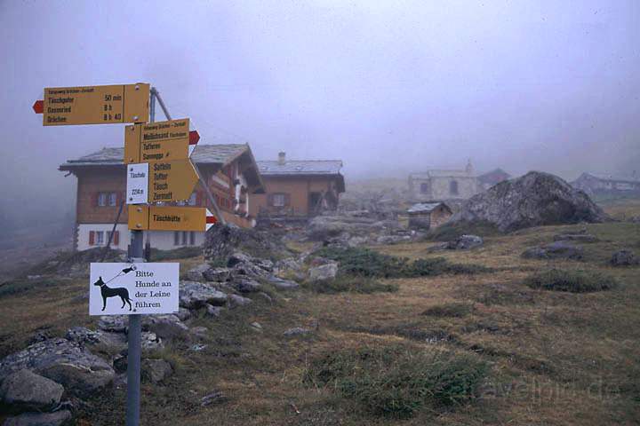 eu_ch_mattertal_004.jpg - Taeschalp (2214 m) im Nebel, Wallis, Schweiz