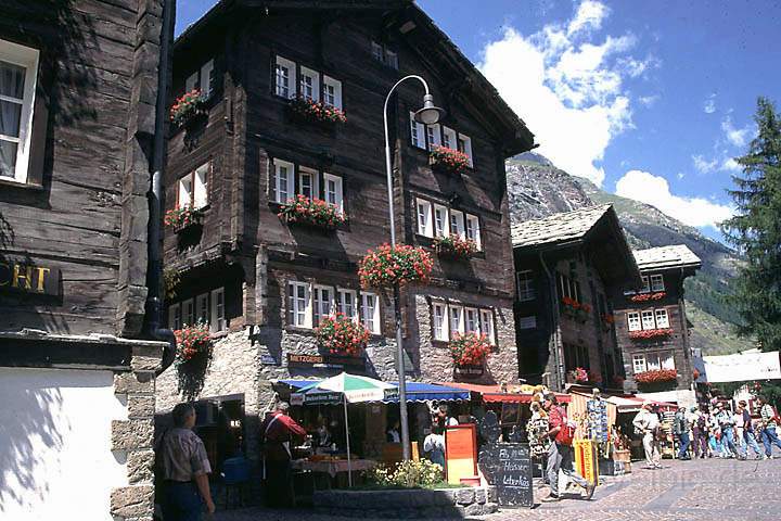 eu_ch_mattertal_035.jpg - Geschaeftsstrasse in Zermatt, Wallis