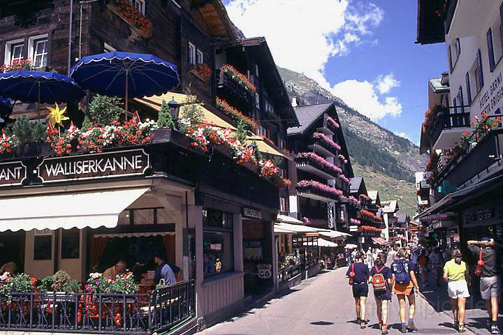 eu_ch_mattertal_036.jpg - Hauptstrae in Zermatt im Wallis