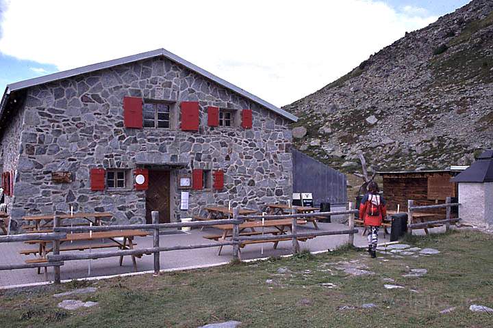 eu_ch_val_d_anniviers_021.jpg - Bella-Tolla-Htte auf 2340 m im Wallis