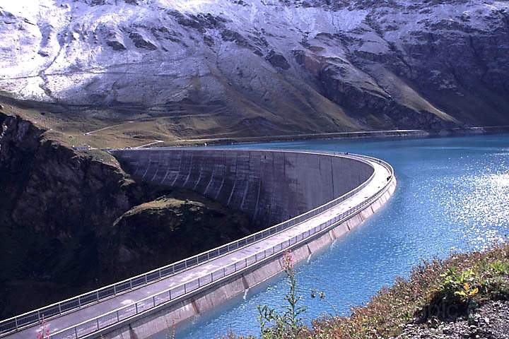 eu_ch_val_d_anniviers_022.jpg - Moiry-Stausee mit Mauerkrone